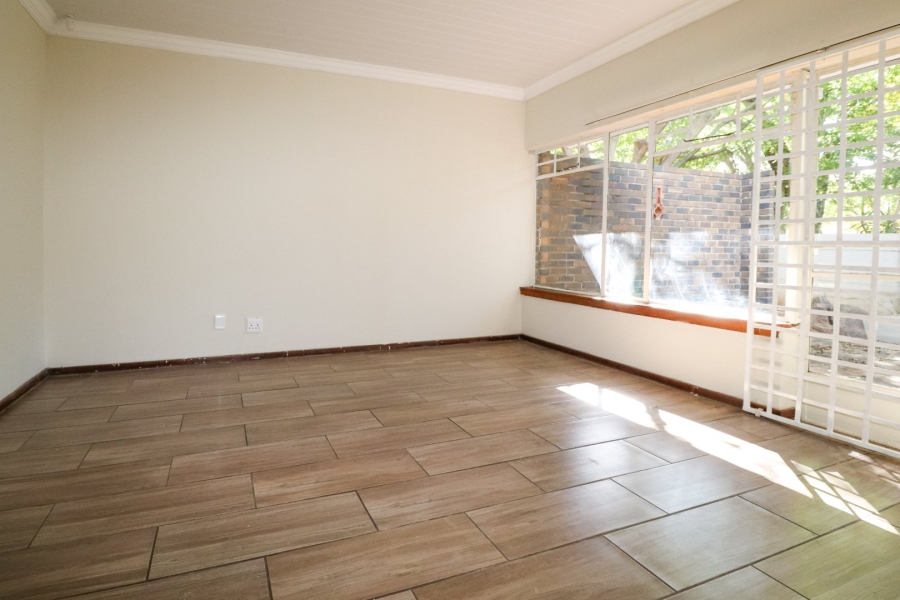 To Let 4 Bedroom Property for Rent in Flamwood North West